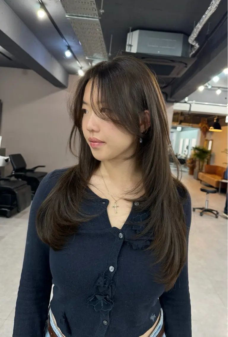 ミディアム カラー カット ヘアカラー トリートメント レイヤーカット 西村あきやのヘアスタイル