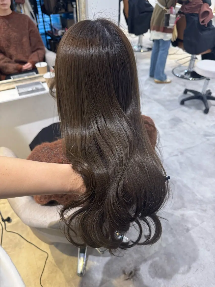 ロング カラー アッシュ アッシュブラウン ベージュカラー 黒髪 ブリーチ 赤み無し柔らかカラー 【梅田】madokaのヘアスタイル
