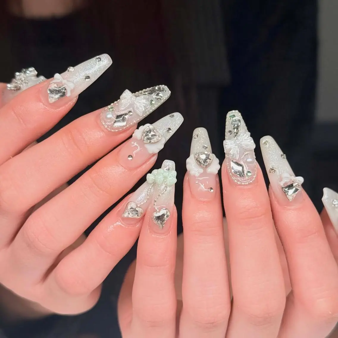 ネイル オーロラネイル ブルー チークネイル フットネイル フレンチネイル ハンドネイル NAILS168 池袋西口駅前店のネイルデザイン
