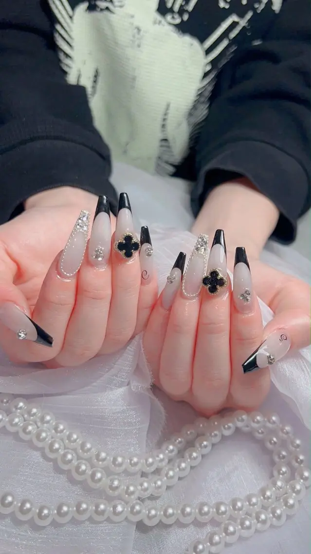 ネイル アートネイル ボルドー フレンチネイル ジェルネイル 氷ネイル・うるうるネイル ハンドネイル Julie NailSalonのネイルデザイン