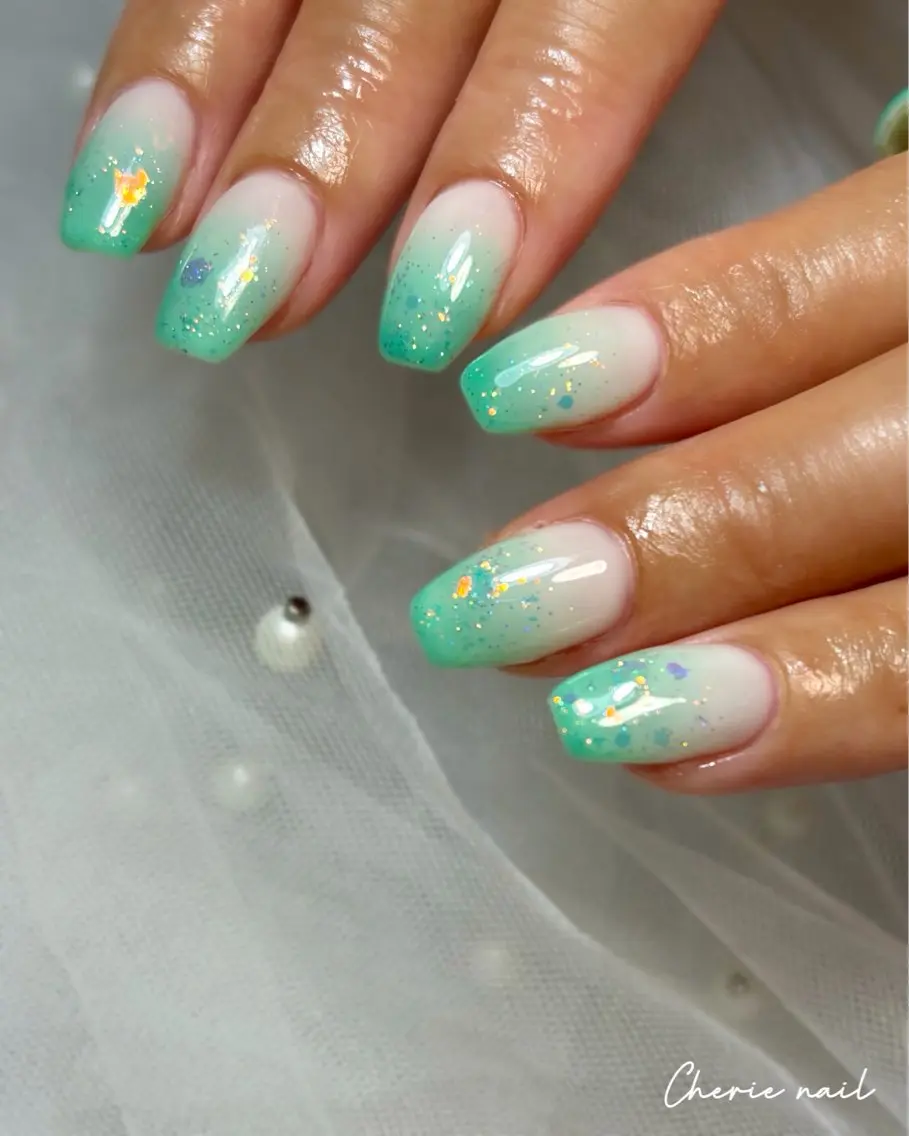 ネイル ジェルネイル グラデーション グリーン キラキラネイル ラメ(グリッター) ハンドネイル Cherienail yunaのネイルデザイン