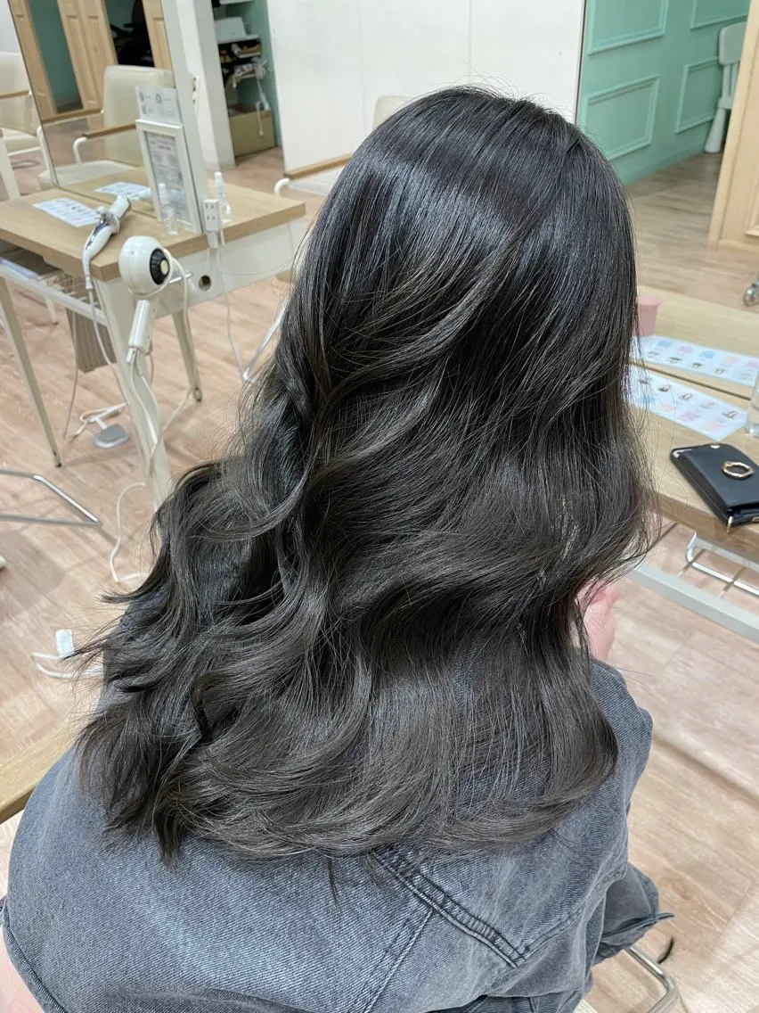 🩶カット&ブリーチなし艶カラー🩶ロングヘアverの写真