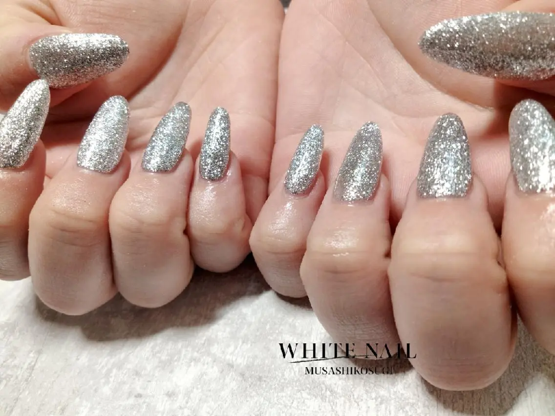 ネイル ラメ(グリッター) スカルプネイル WHITE NAIL ホワイトネイルのネイルデザイン