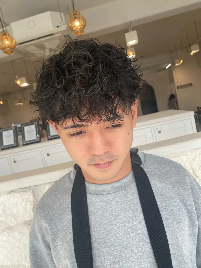 ショート パーマ メンズ カット パーマ 饒平名 知也のヘアスタイル