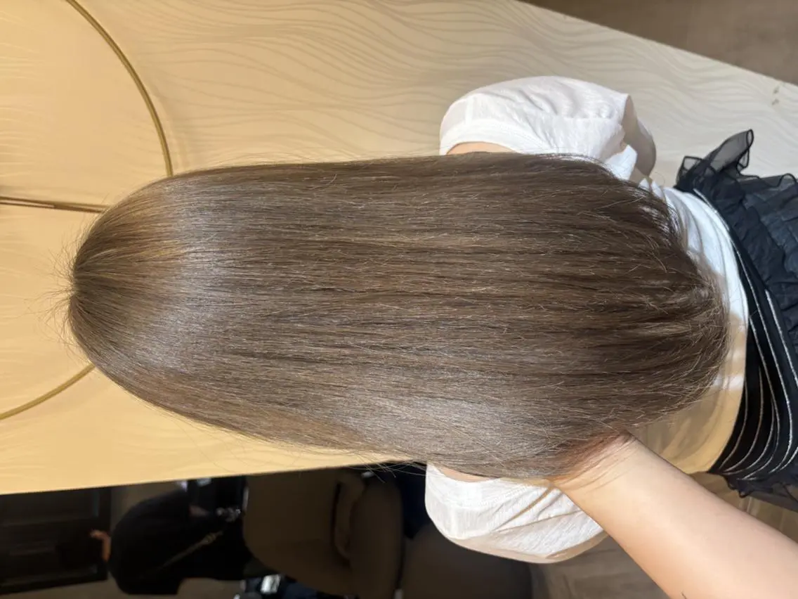 セミロング カラー ブリーチ グレージュ オリーブグレージュ オリーブグレー ルミエール ブリーチ/ハイトーンのヘアスタイル