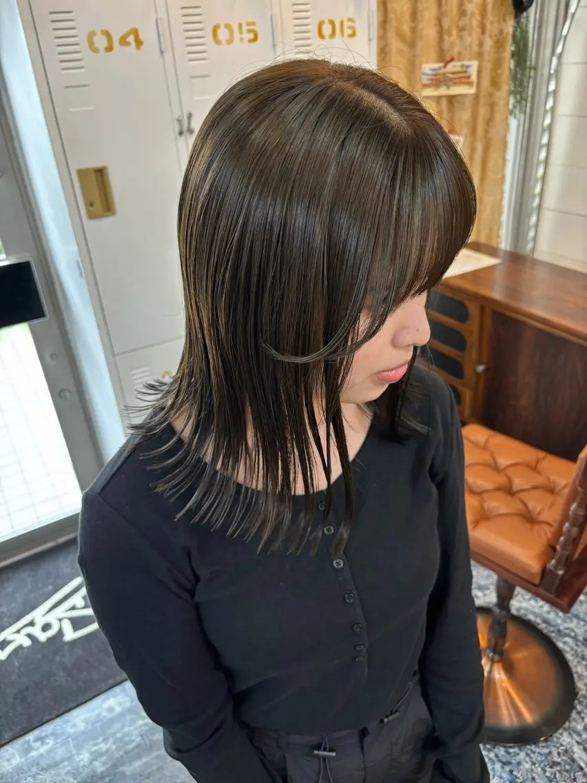 ミディアム カラー グレージュ オリーブグレージュ オリーブグレー LOMARLIE JURIAのヘアスタイル