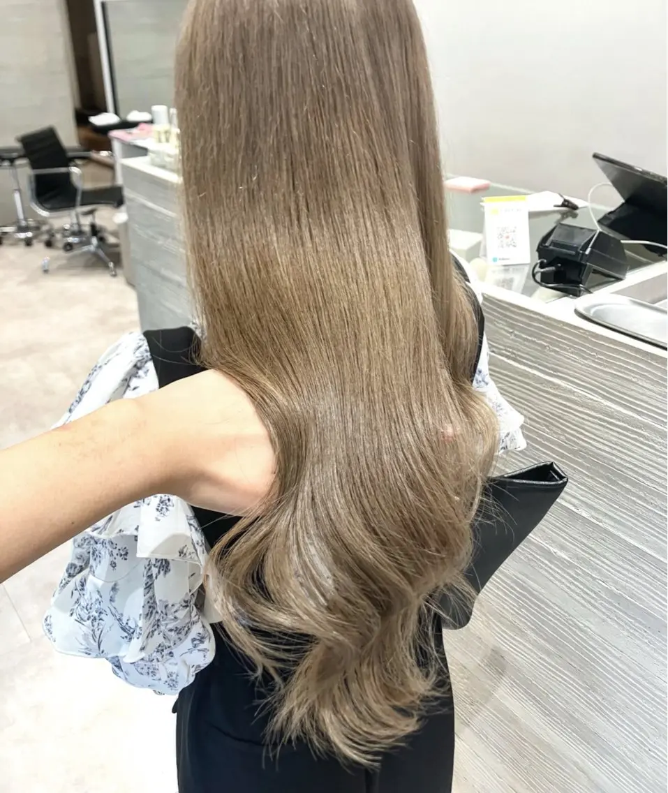 ロング カラー ヘーゼル サキ🤍ハイトーン 🩰くびれ巻きヘアのヘアスタイル