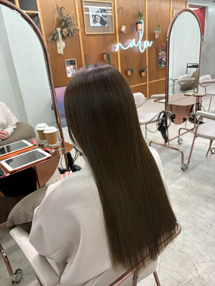 ロング カラー オリーブカラー カット ヘアカラー トリートメント 鶴井 美空のヘアスタイル
