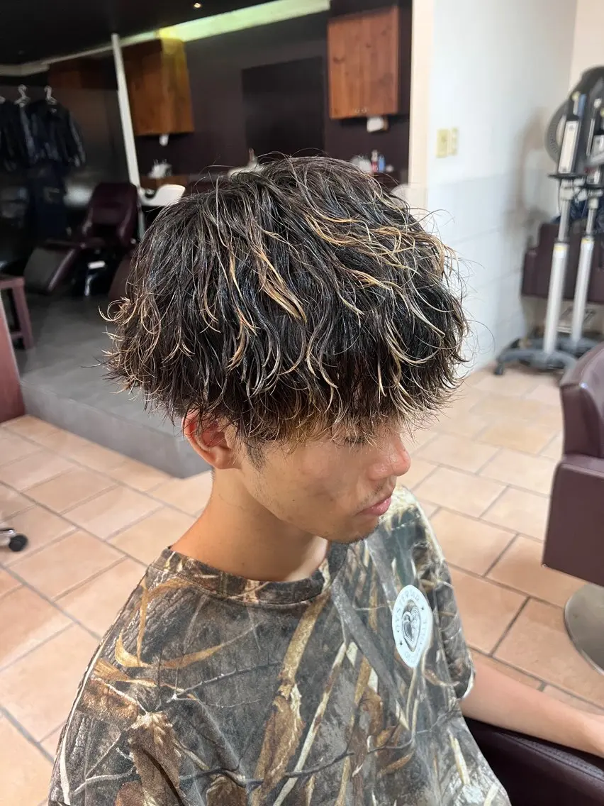 ミディアム パーマ メンズ ミディアムパーマ メンズパーマ 波巻きパーマ カット パーマ メンズカットパーマ ✂️ JOYAのヘアスタイル