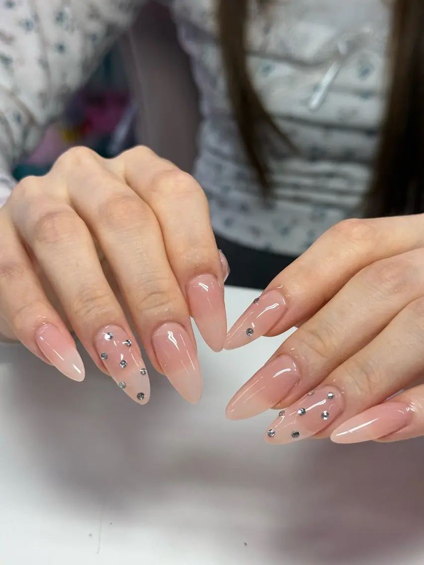 ネイル ドット ストーンネイル ハンドネイル WOLTOKYO渋谷 yunaのネイルデザイン