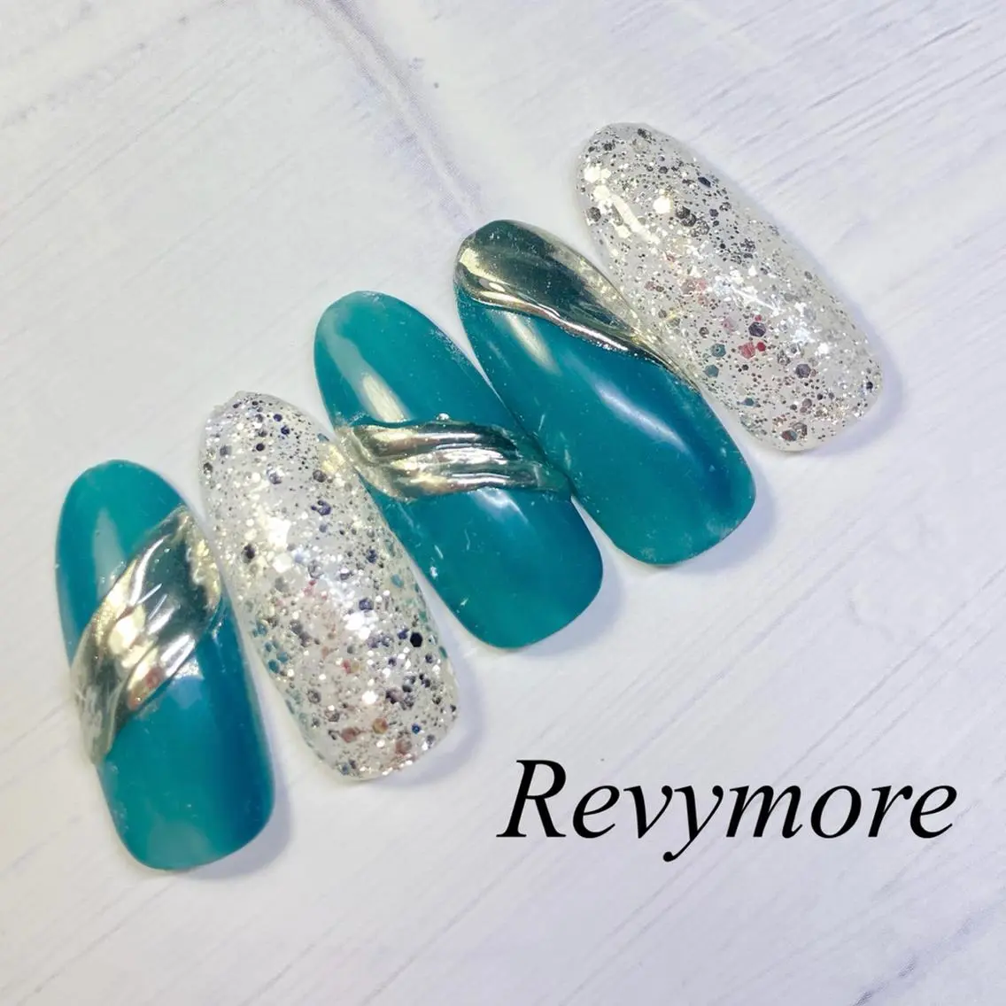 ミディアム ネイル フットネイル ジェルネイル ミラーネイル シンプルネイル nail salon Revymoreのネイルデザイン