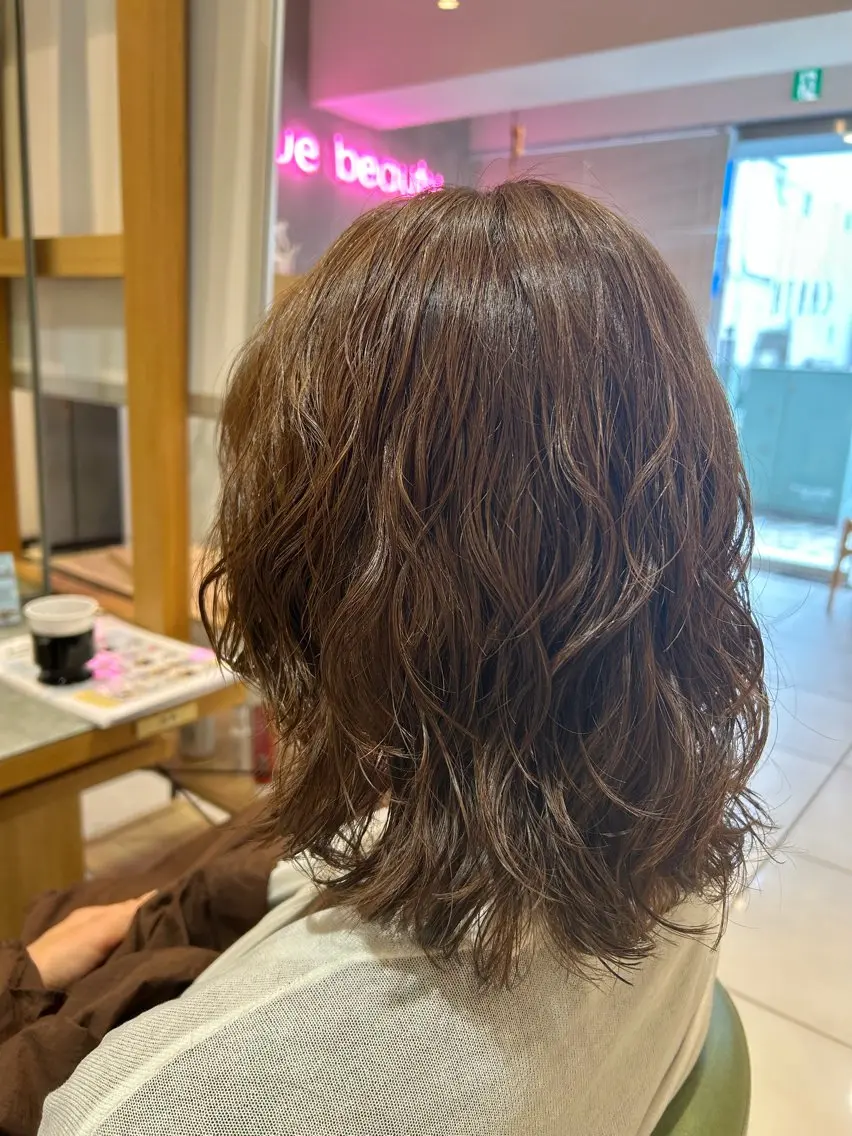 ミディアム カラー パーマ ハイライトカラー レイヤーカットのヘアスタイル
