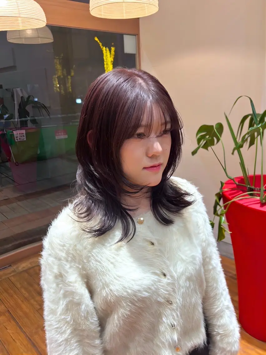 セミロング ハッシュカット カット 楢本 莉子のヘアスタイル