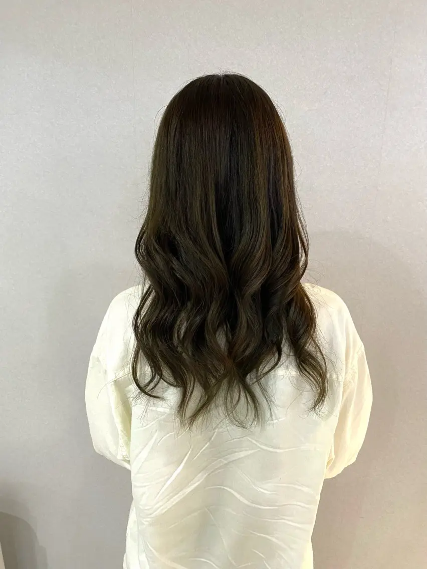 ミディアム カラー ブラウンカラー オリーブブラウン オリーブカラー ハナダ メイのヘアスタイル