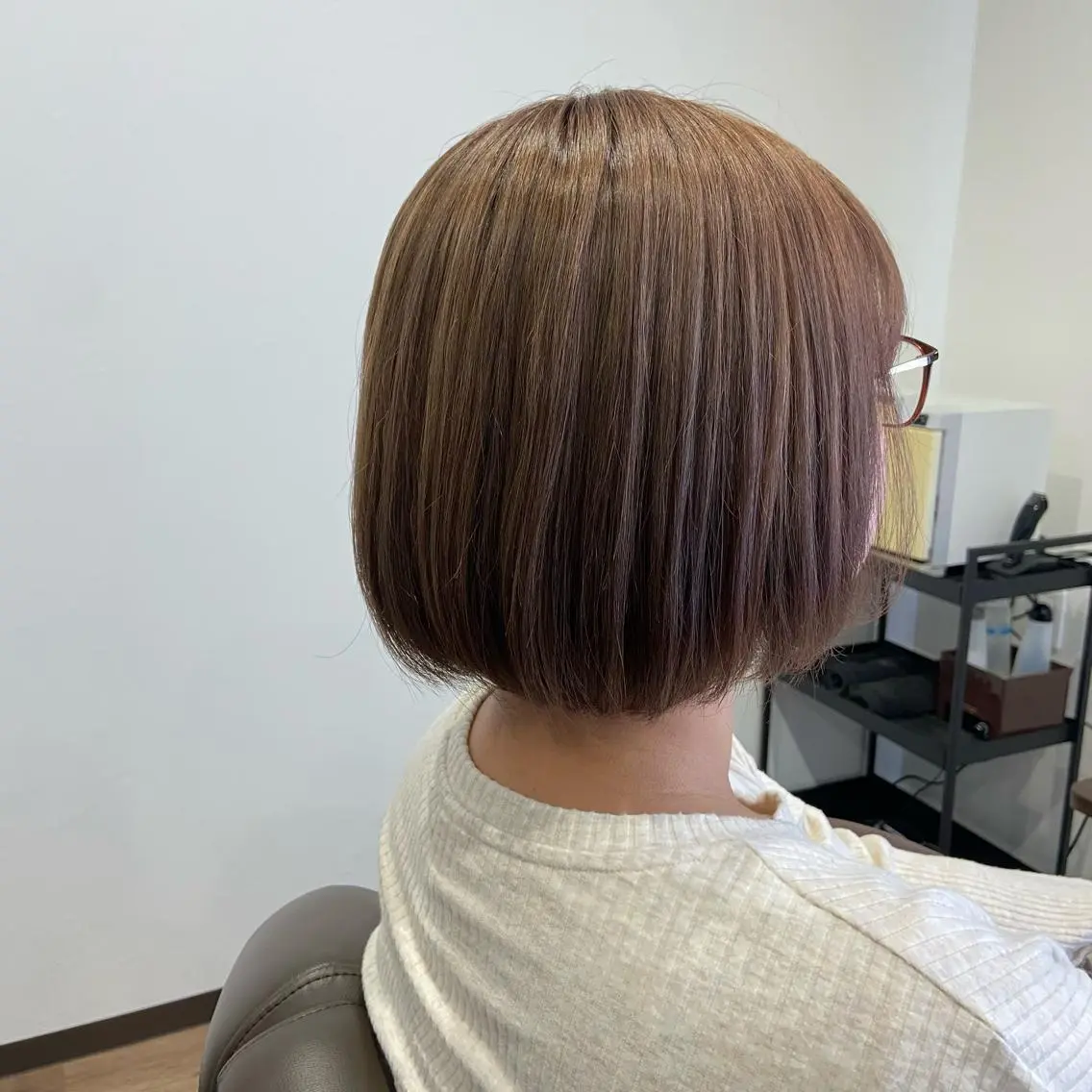 ショート ラベンダーベージュ 岩﨑 智穂のヘアスタイル