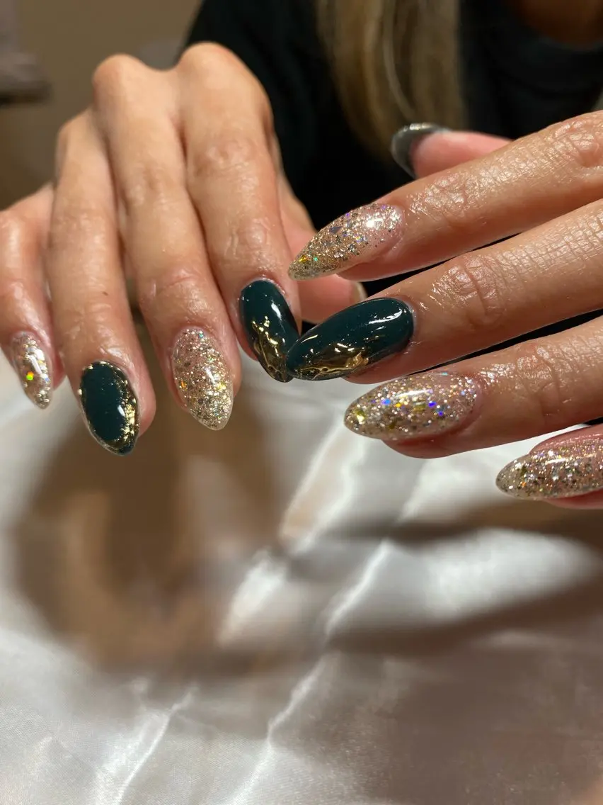 ネイル ゴールド グリーン ハンドネイル REINA ルレイル心斎橋のネイルデザイン