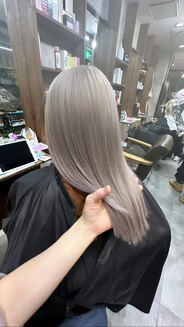 セミロング カラー ブリーチ グレージュ ヘアカラー トリートメント ヘアセット 難波ブリーチカラー 伊藤洋輝のヘアスタイル