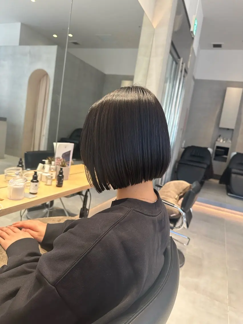 ミディアム ミオ💎ショート 透ける暗髪のヘアスタイル