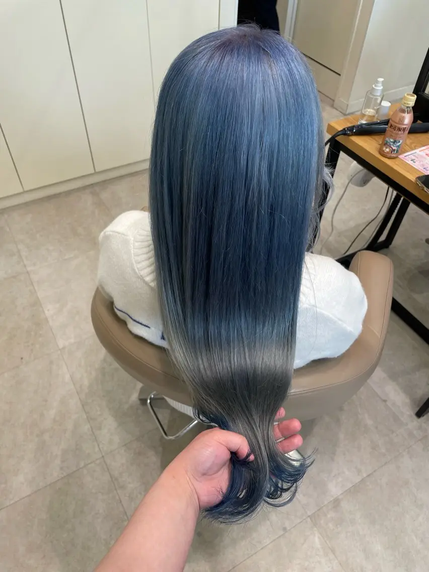 ロング カラー ブリーチ ブルーカラー ケアブリーチ シルバー ハイトーン/レイヤー 似合わせ・ユキノのヘアスタイル