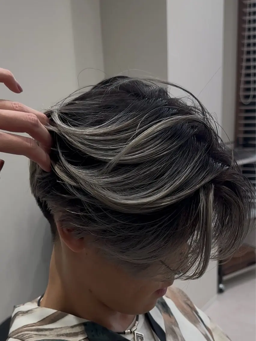 カラー メンズ メンズバレイヤージュ センターパート バレイヤージュ シルバー ホワイトシルバー カット ヘアカラー トリートメント メンズ縮毛矯正 /町田/木村悠月のヘアスタイル