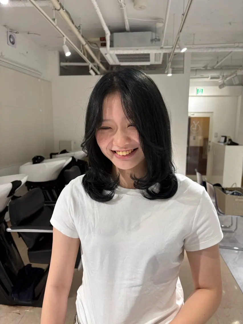 ミディアム カラー 黒髪 ブルーカラー ブルーブラック ヘアカラー 小倉 凜音のヘアスタイル