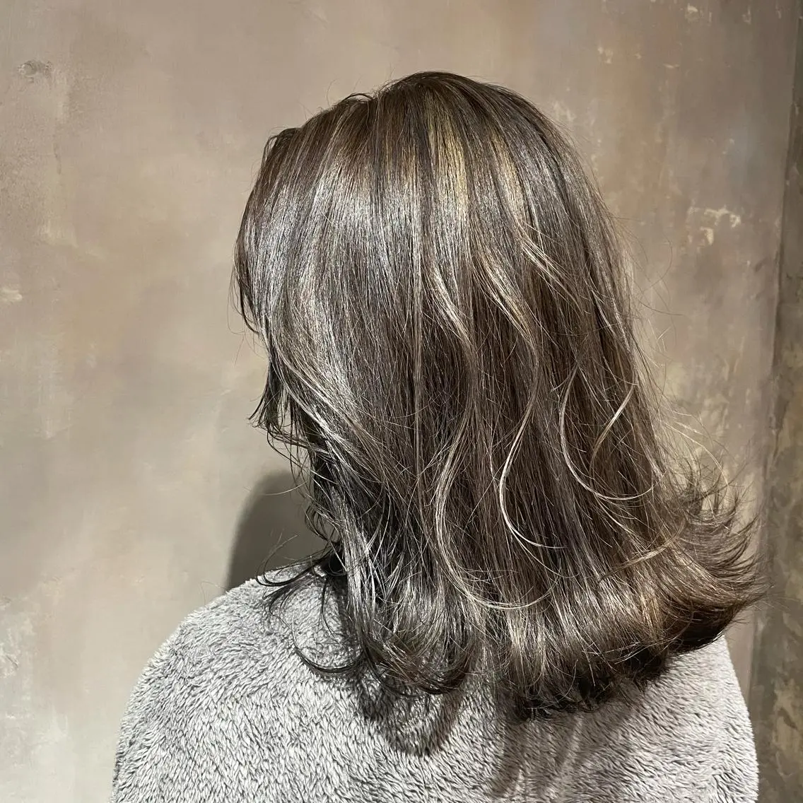 ロング カラー ハイライトカラー シルバー ハイライト La vielle 西峠のヘアスタイル