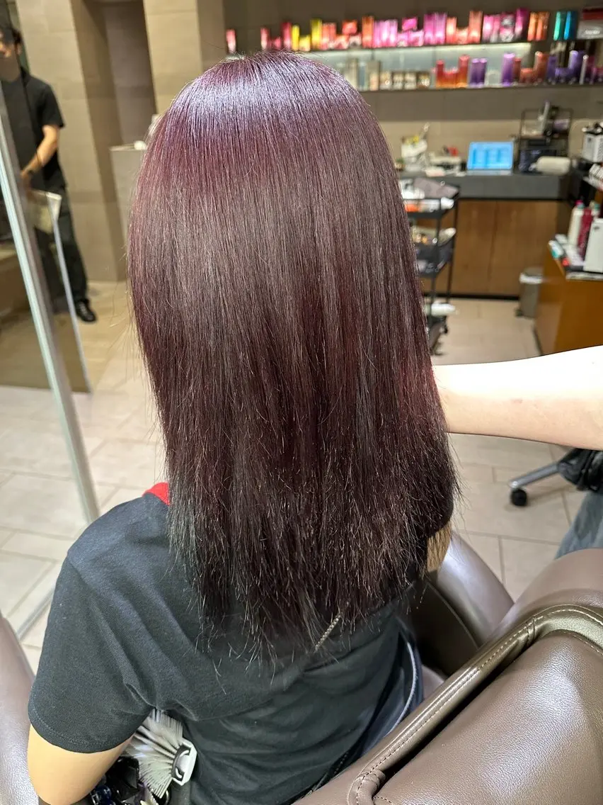 セミロング カラー 黒髪 ブリーチ ボルドーカラー カット ヘアカラー 近藤 李香のヘアスタイル