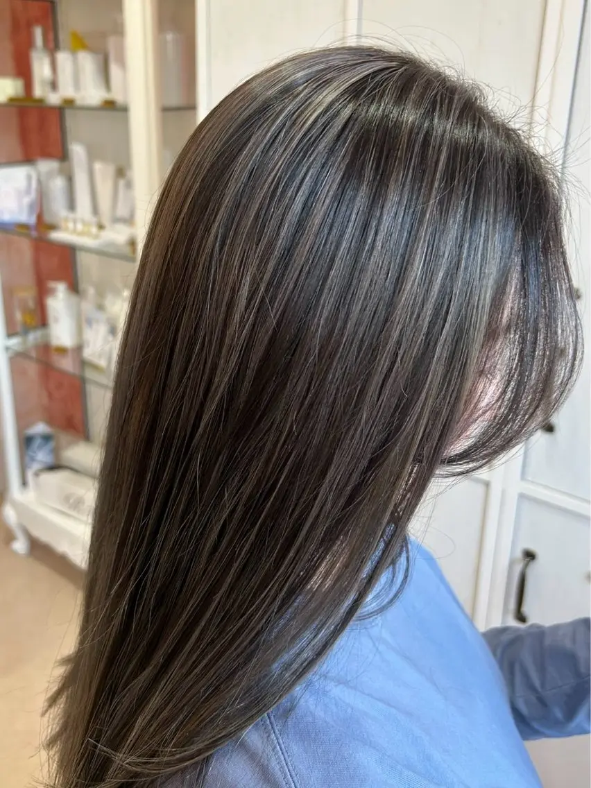ロング カラー 透明感カラー ダークグレー ダークグレージュ グレージュ ヘアカラー 🩶透明感･艶カラー 🩶ひいな🩶のヘアスタイル