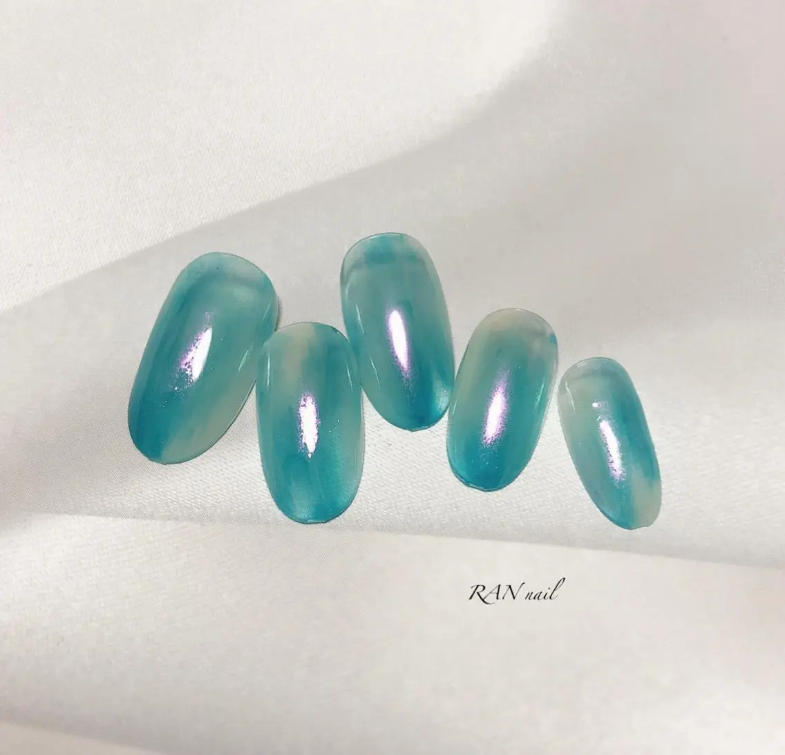 ネイル オーロラネイル フットネイル 氷ネイル・うるうるネイル ラメ(グリッター) 水色 ハンドネイル フットネイル RAN nailのネイルデザイン