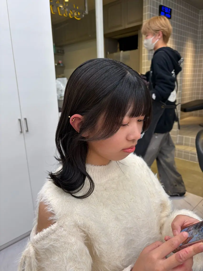 セミロング 寒色/ベージュヘア ブリーチありMiOのヘアスタイル