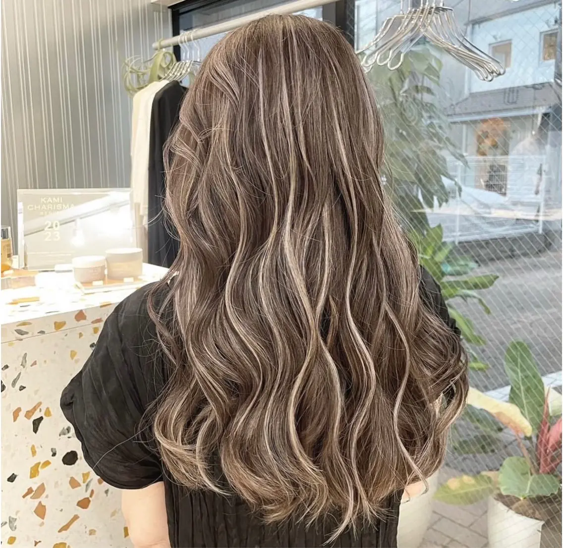ロング ヘアカラー ハイトーン デザインカラーのヘアスタイル