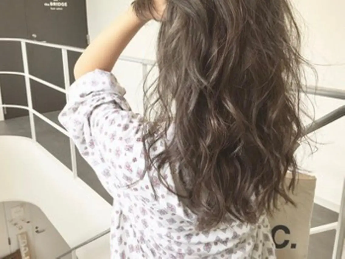 ロング カラー アディクシーカラー シルバー the BRIDGE hair salonのヘアスタイル