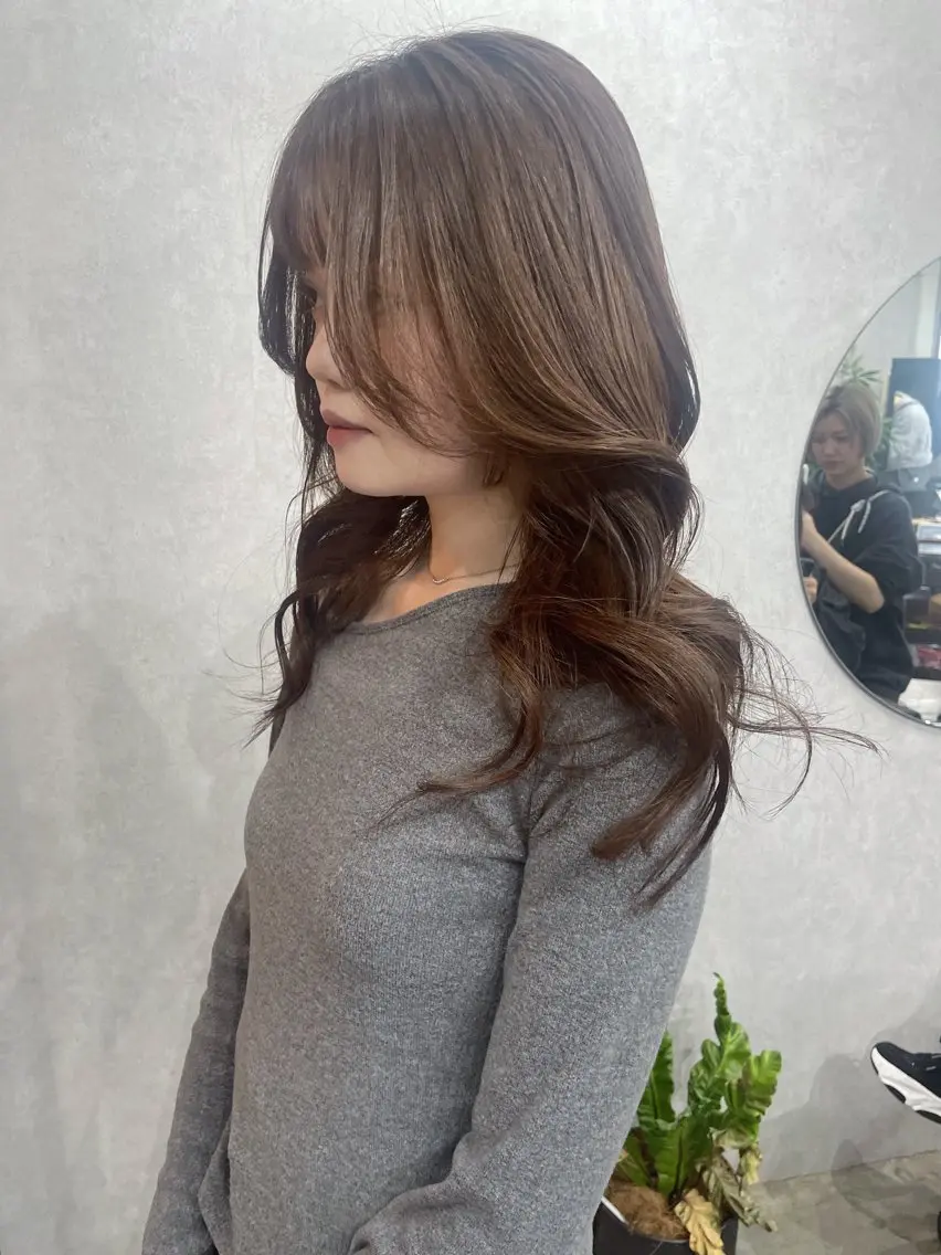ロング カラー ベージュカラー AIRI layer cut hairのヘアスタイル
