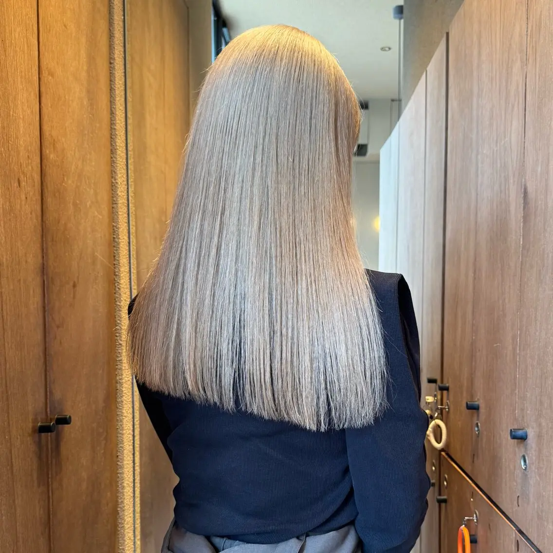 ロング カラー ヘアカラー hina 🛋️ブリーチカラーのヘアスタイル