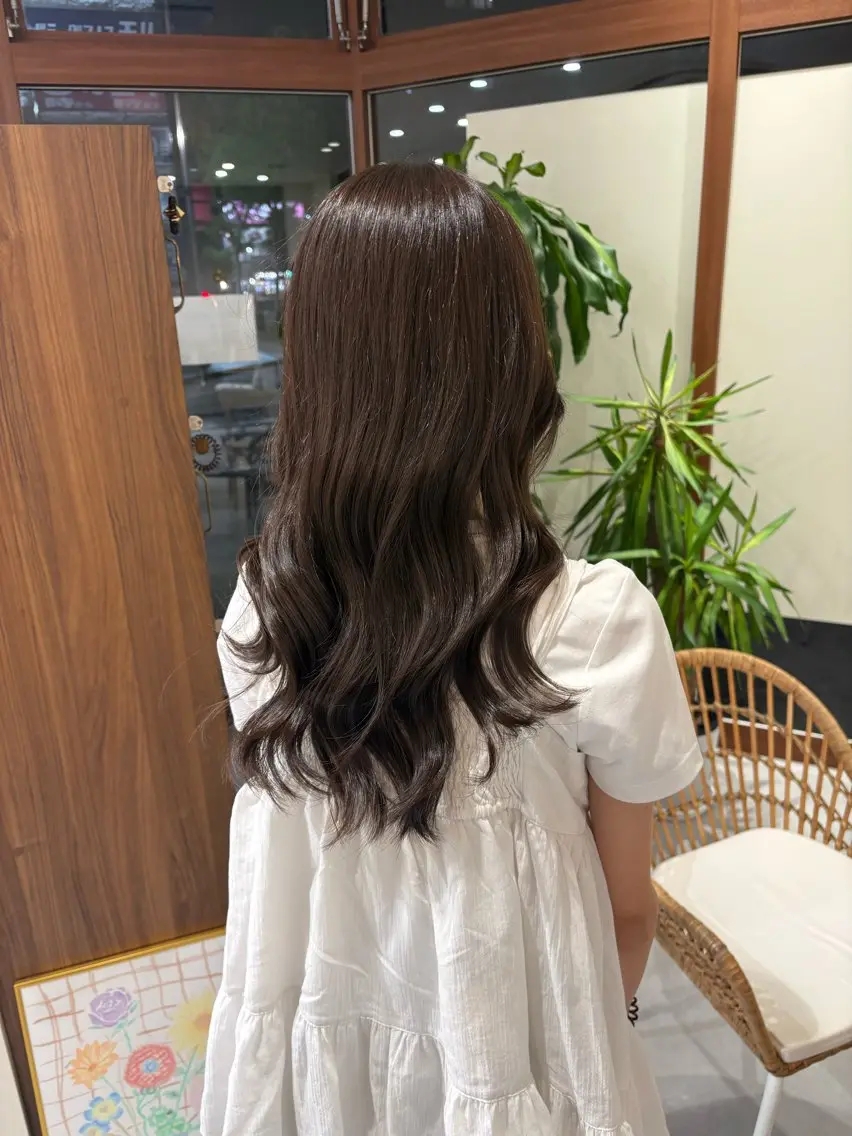 ロング ヘアカラー 吉田 絢音のヘアスタイル