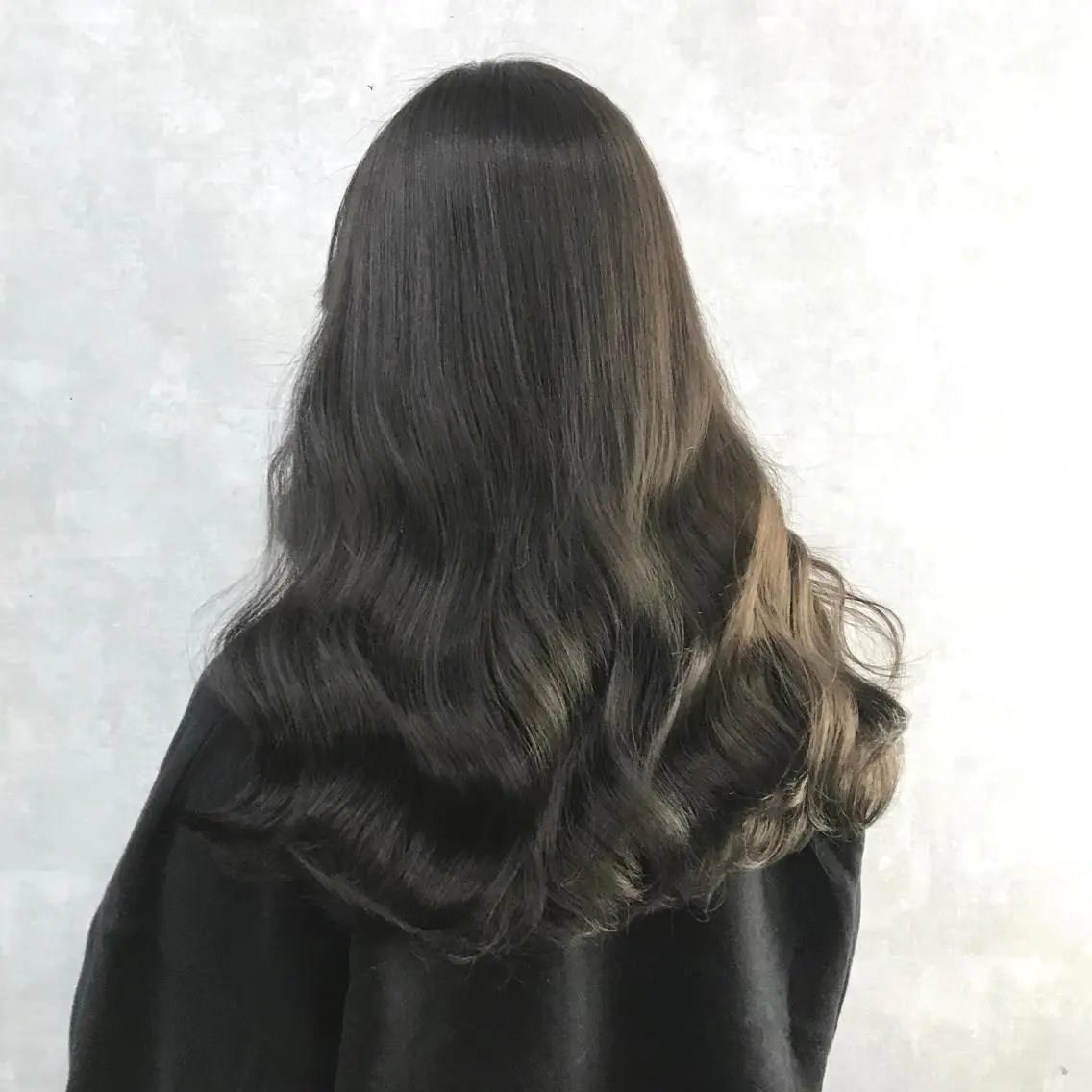 ロング カラー ブリーチ 透明感カラー ダークグレー ダークグレージュ グレージュ K-POP好き美容師 🇰🇷Kai.Yのヘアスタイル