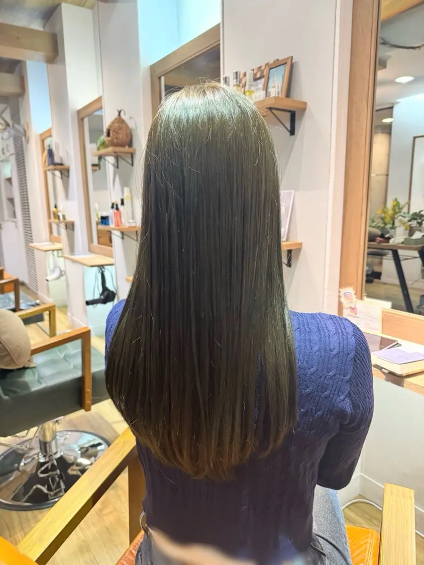 ロング カラー ベージュカラー オリーブベージュ ヘアカラー トリートメント ツキダテ ユイのヘアスタイル