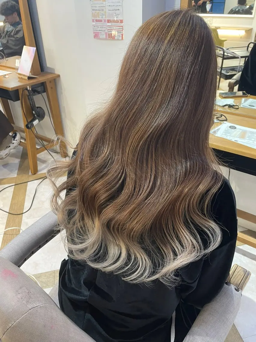 ロング カラー ブリーチ 透明感カラー ブリーチなしカラー くびれヘア 顔まわりレイヤー ヘアカラー トリートメント Lovis moa 〘国分 かな〙のヘアスタイル