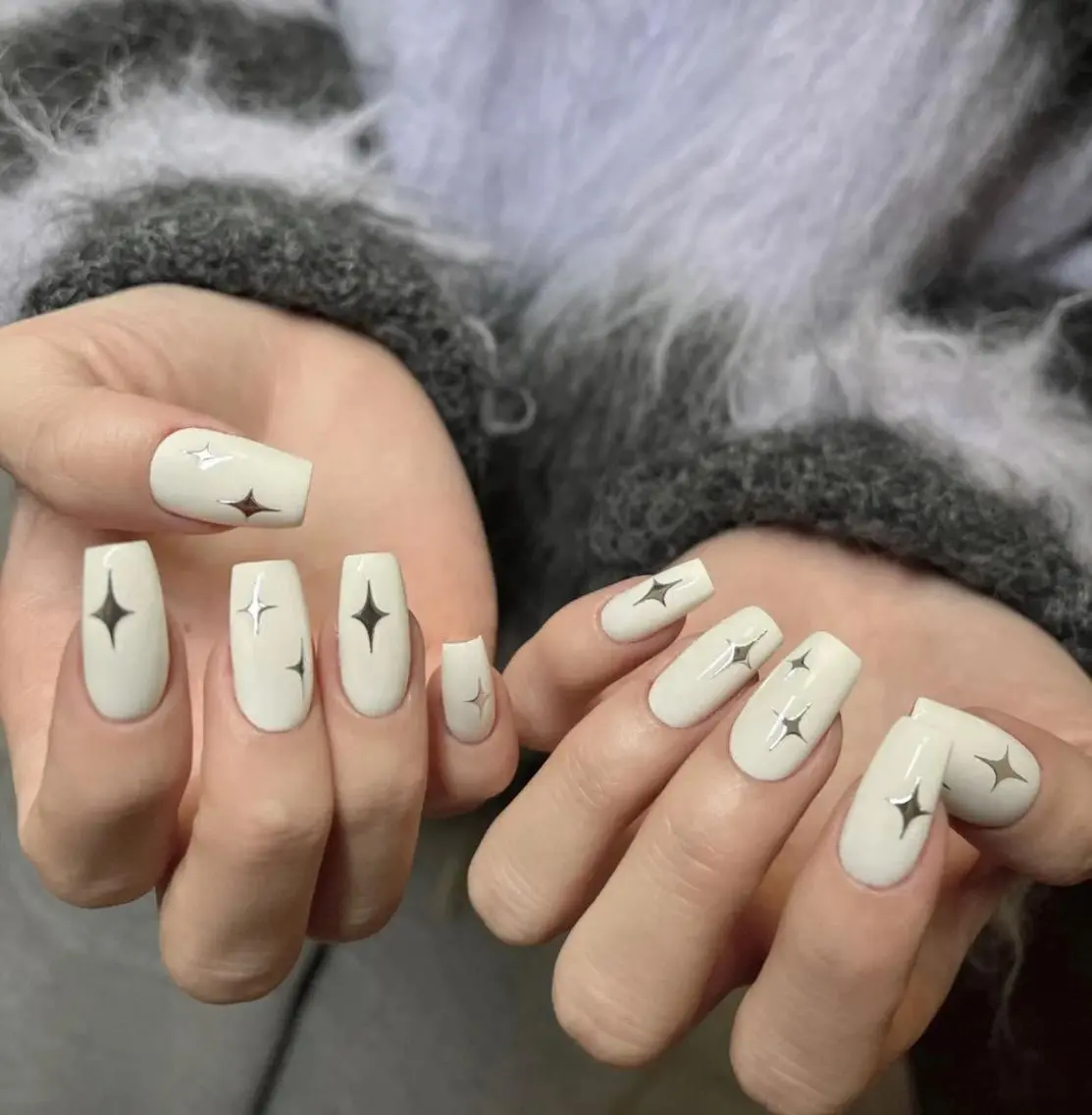 ネイル シンプルネイル Queen‘s なんのネイルデザイン