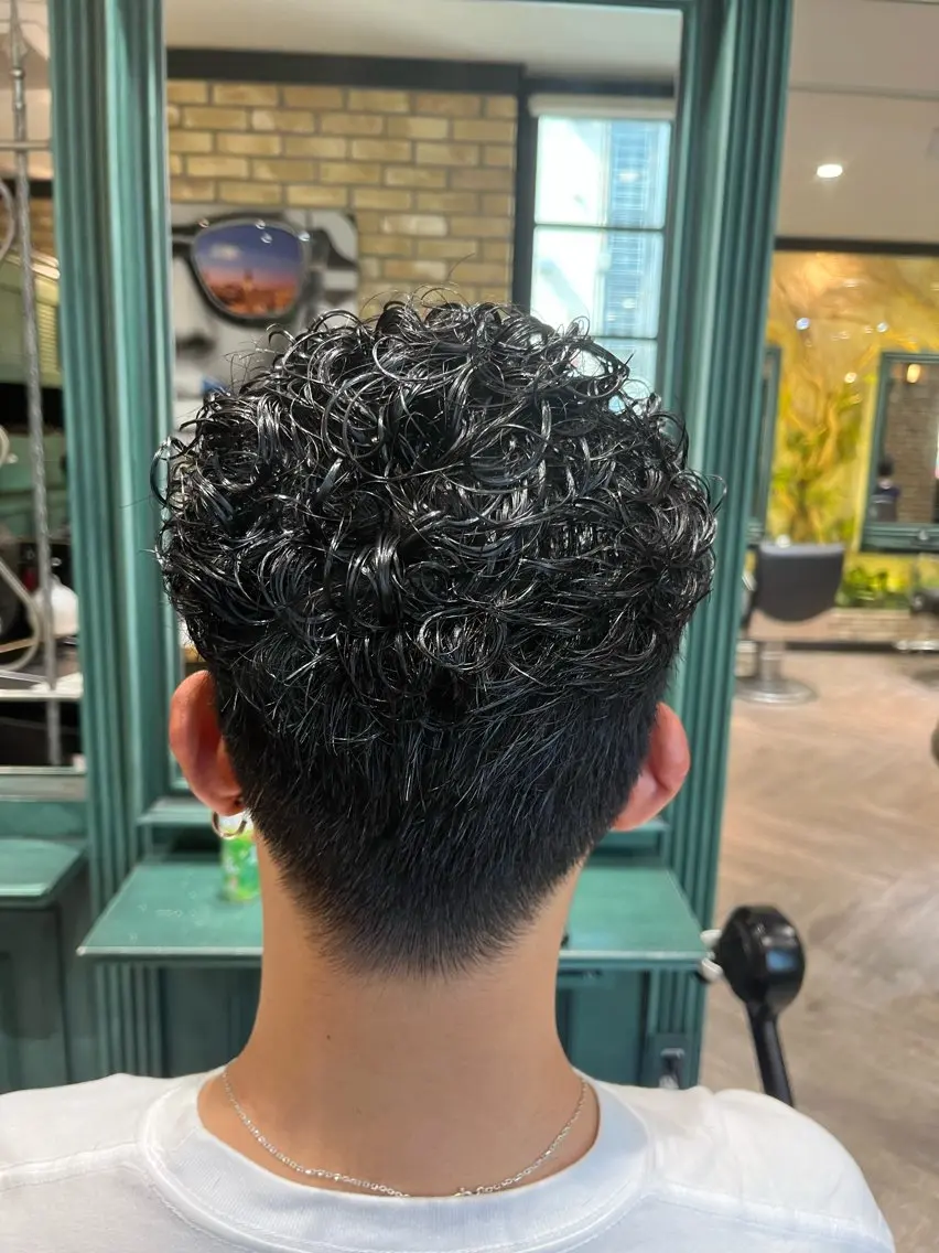 ショート パーマ メンズ フェードカット メンズパーマ カット パーマ トリートメント Monan渋谷 YUUKIのヘアスタイル