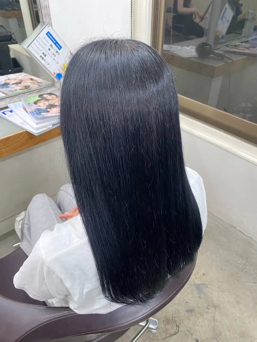 カラー ブリーチ ブルーカラー ネイビーカラー ブリーチなしカラー 田尻 天花のヘアスタイル