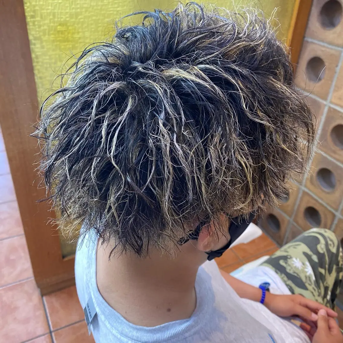 カラー パーマ メンズ メンズハイライト メンズパーマ メンズツイストパーマ ハイライトカラー ツイストパーマ ヘアカラー トリートメント メンズ/韓国レイヤー /透明感カラー那須野のヘアスタイル