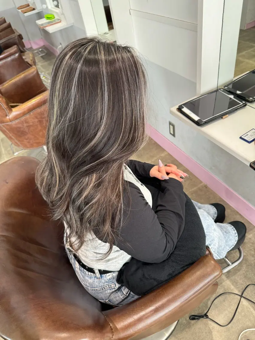 セミロング ハイライト トリートメント ヘアカラー トリートメント Lit.豊橋 夏目のヘアスタイル