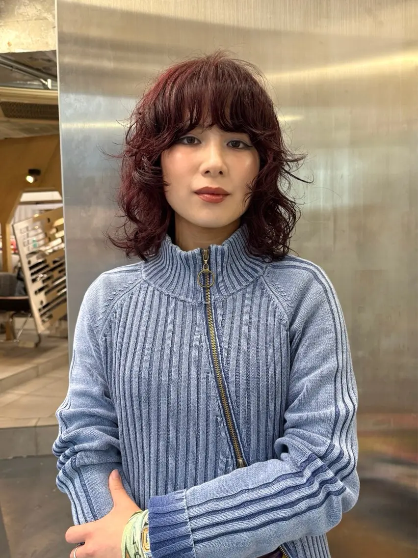 ミディアム カラー パーマ ミディアムパーマ ボルドーカラー ウルフカット 平沼 祐哉/パーマのヘアスタイル