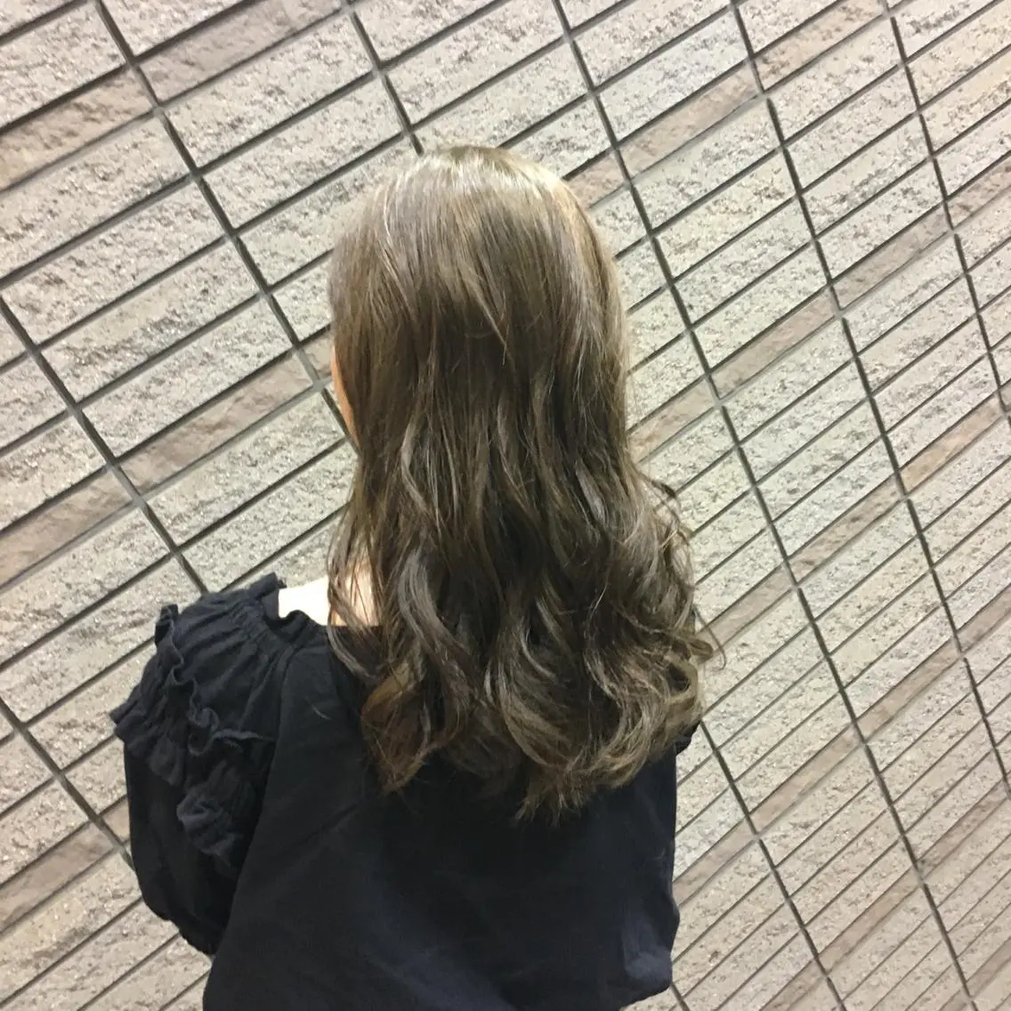 セミロング カラー セミロングパーマ アッシュ 透明感カラー イルミナカラー 外国人風カラー カット ヘアカラー トリートメント ブリーチ/バレイヤ ージュ川端裕司のヘアスタイル