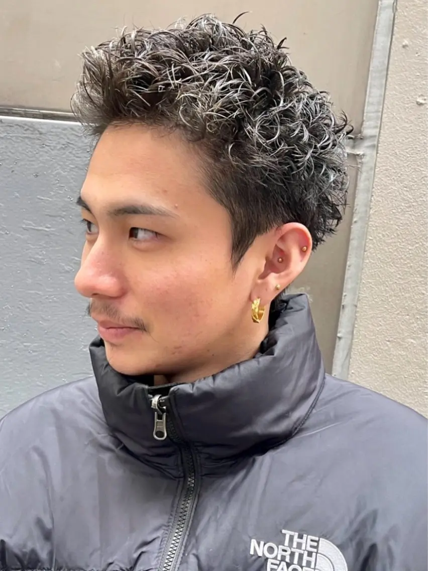 ショート パーマ メンズ ビジネス センターパート フェードカット フェザーパーマ メンズ韓国風 カット パーマ トリートメント 新宿メンズ専門 モテ清潔感パーマ特化のヘアスタイル