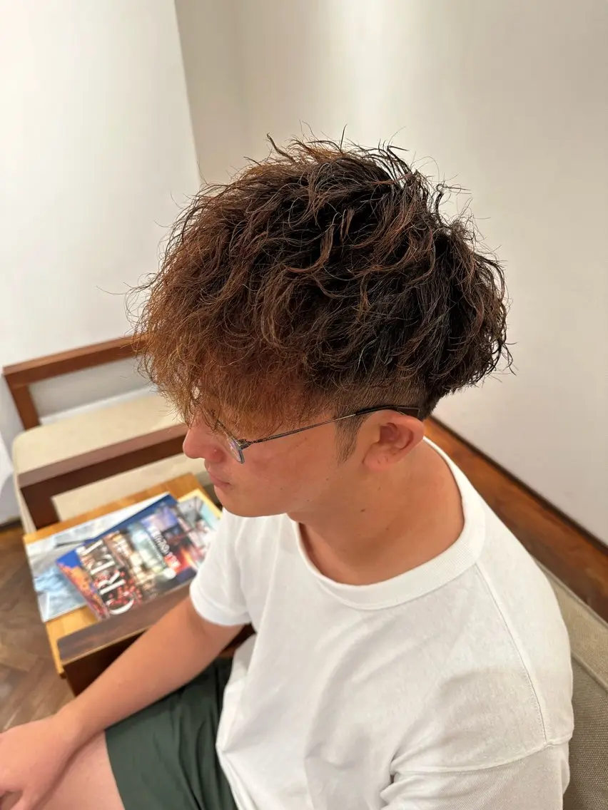 ショート パーマ メンズ メンズパーマ ツイストスパイラルパーマ スパイラルパーマ カット パーマ 鈴木 優斗のヘアスタイル