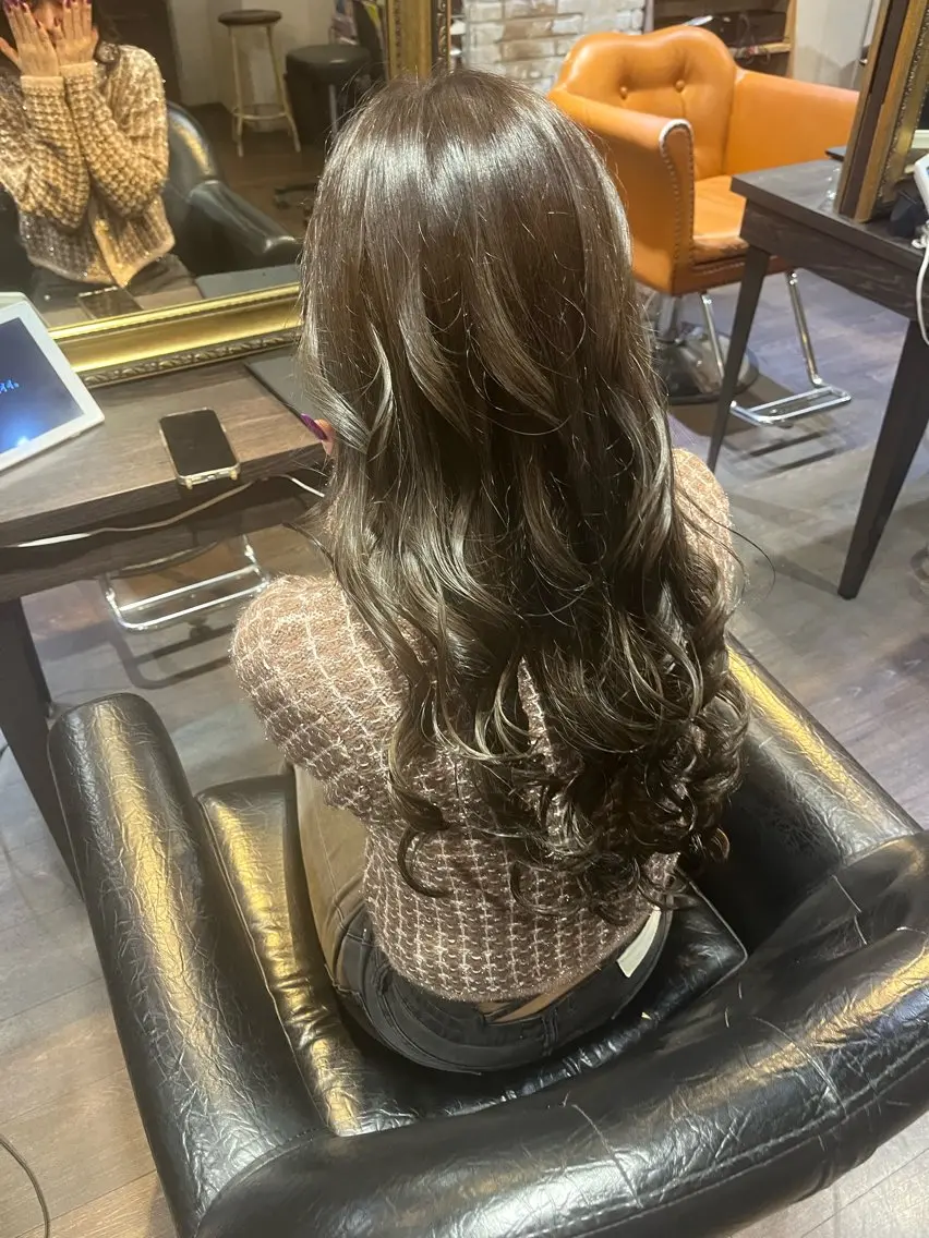 ロング カラー 小泉 ゆあのヘアスタイル