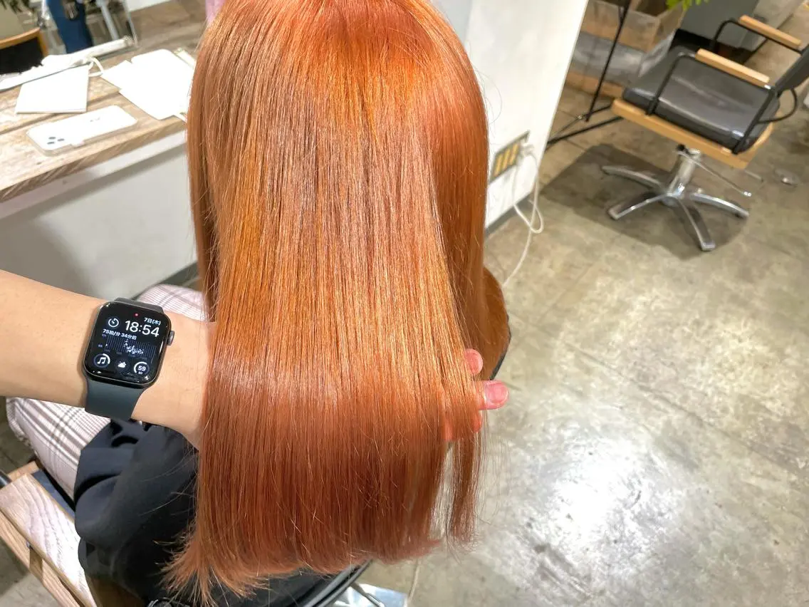 セミロング カラー ブリーチ オレンジ ✅ケアブリーチ✅ トヨオカ ノブヒデのヘアスタイル