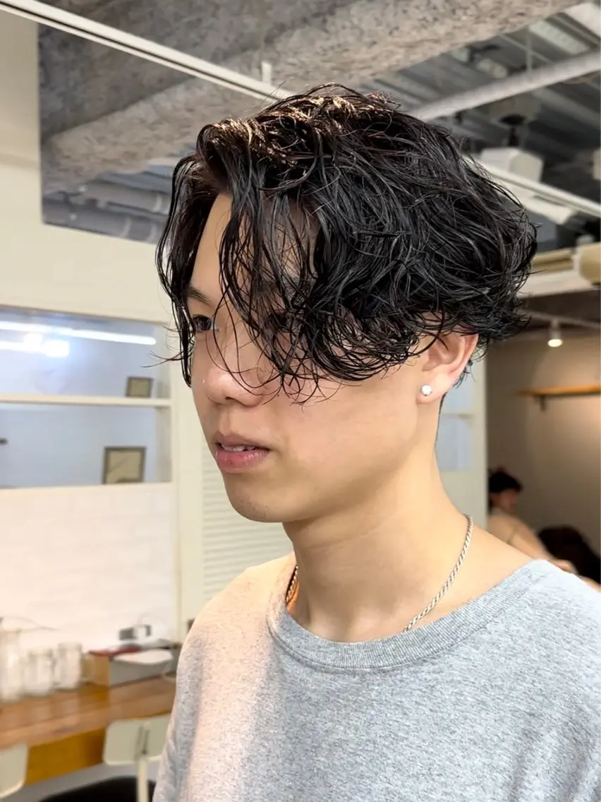 ショート パーマ メンズ センターパート メンズパーマ JINKIメンズ特化 メンズカットパーマのヘアスタイル